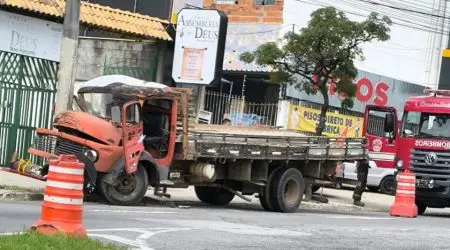 Caminhão colide com poste na avenida Tancredo Neves em São José