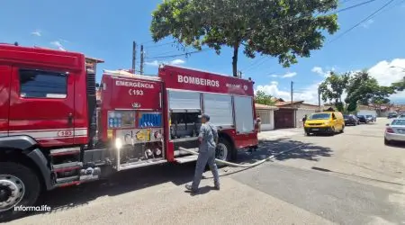 Sótão de casa pega fogo no Jardim Alvorada em São José