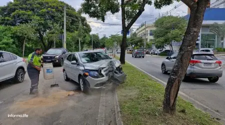 Motorista perde o controle e atinge árvore em avenida do Aquarius
