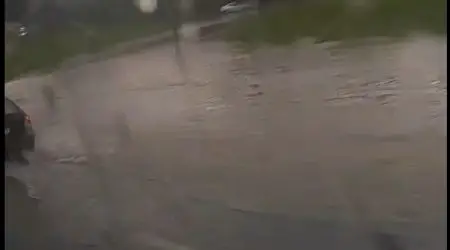 Alagamento na Via Dutra volta a interditar marginal