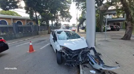Carro bate em poste após colisão na rua Madre Paula em São José dos Campos