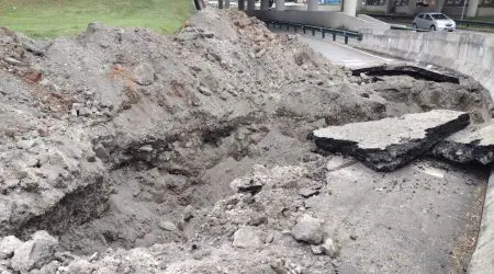 Galeria de água se rompe na avenida Sebastião Henrique da Cunha em São José dos Campos