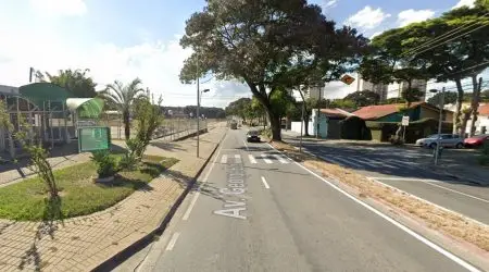 Falta de sinalização gera riscos a pedestre na avenida George Eastman em São José dos Campos