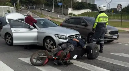 Motociclista é atingido por carro ao parar em faixa de pedestres no Jardim Aquarius
