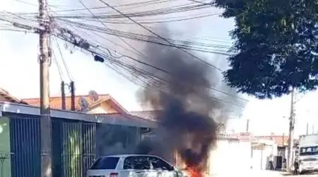 Carro pega fogo no Jardim Colonial em São José dos Campos