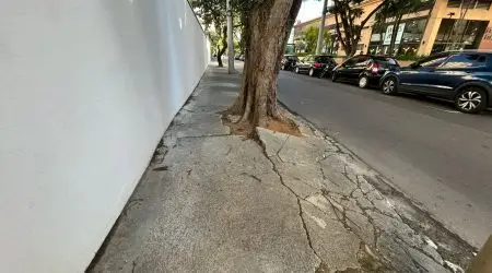 Calçada sem manutenção coloca em risco segurança de pedestres no Jardim Aquarius