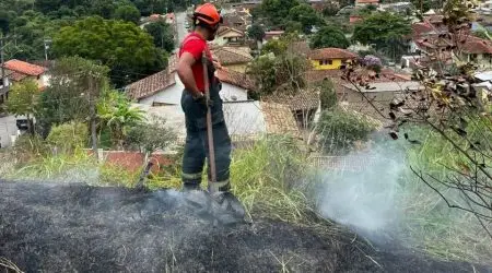 Incêndio em vegetação assusta moradores no bairro da Água Branca, em Ilhabela