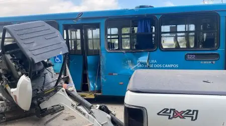 Colisão entre ônibus e escavadeira deixa três feridos na região oeste de São José dos Campos