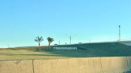 De mobilete e na contramão, homem morre em acidente na Dutra em Pindamonhangaba