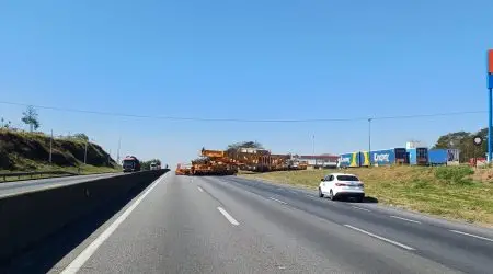 Carga especial que transita pela Via Dutra enfrenta problemas técnicos e adia viagem