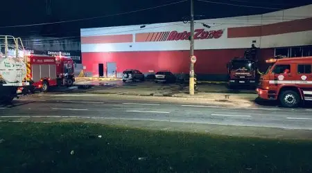 Incêndio de grandes proporções em loja de auto peças em Caraguatatuba mobiliza Corpo de Bombeiros