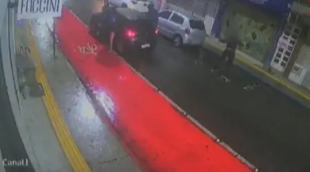 Criminosos armados rendem motorista e passageiro e roubam veículo no centro de Caraguatatuba