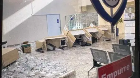 Pai revoltado quebra vidro da recepção de hospital em Jacareí após a morte do filho