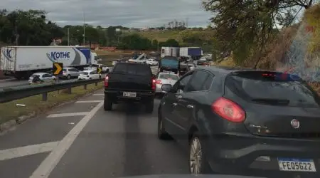 Queda de moto na Via Dutra causa congestionamento em São José dos Campos