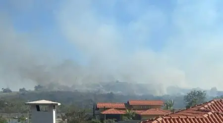 Incêndio em Caçapava atinge 300mil m² e já dura mais de 20 horas