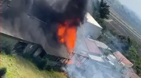 Incêndio em Jacareí destrói cabana de madeira em terreno baldio