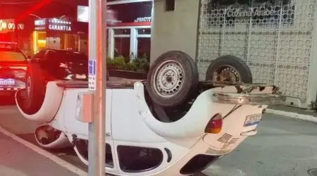 Fusca capota no Vila Ema após perseguição da GCM em São José dos Campos. Motorista foi detido no local.