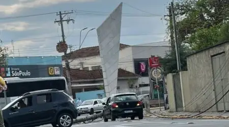 Poste cai e complica trânsito na avenida Peixoto de Castro em Lorena