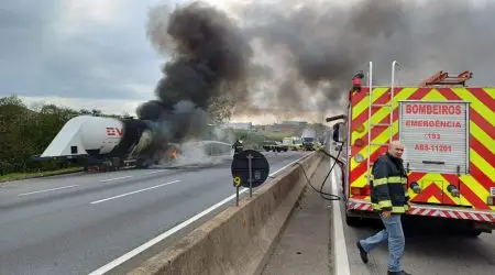 Caminhão em chamas bloqueia Via Dutra em Caçapava