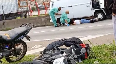 Acidente entre kombi e moto deixa motociclista gravemente ferido na Dutra em Taubaté