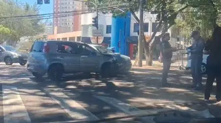 Acidente na avenida Andrômeda deixa duas pessoas feridas