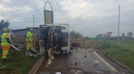 Carreta tomba na Via Dutra e destrói ponto de ônibus em Pindamonhangaba