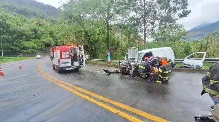 Colisão entre 2 veículos deixa 3 pessoas feridas na rodovia Rio-Santos, em Caraguatatuba