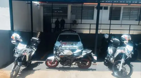 Polícia Militar recupera motocicleta roubada em São José dos Campos após perseguição na zona sul, que terminou no Campo dos Alemães; dois adolescentes foram apreendidos Uma motocicleta roubada no Jardim Aquarius, zona oeste de São José dos Campos, foi recuperada pela Polícia Militar após perseguição que terminou com a apreensão de dois adolescentes na zona sul da cidade. A ocorrência foi registrada na última terça-feira (11), por volta das 12h10, durante patrulhamento de equipes da 2ª Companhia do 46º Batalhão da PM. Perseguição e abordagem Os policiais patrulhavam o bairro Vale do Sol quando avistaram uma motocicleta em alta velocidade, com a placa levantada e ocupada por dois indivíduos, o condutor estava sem capacete. Ao perceberem a presença da viatura, os suspeitos tentaram fugir, iniciando uma perseguição que durou cerca de sete minutos por diversas ruas da zona sul. O cerco policial contou com o apoio de várias equipes e terminou no bairro Campo dos Alemães, onde os jovens foram finalmente abordados. Durante a ação, eles confessaram ter acabado de roubar a motocicleta no Jardim Aquarius. Na busca pessoal os policiais localizaram uma pedra e uma micha, ferramentas que seriam utilizadas para furtar motocicletas. Os dois suspeitos, ambos de 17 anos, foram encaminhados à Delegacia da Infância e Juventude (DIJU) e permaneceram apreendidos pelo ato infracional de roubo. O condutor já possuía passagem por tráfico de drogas. A motocicleta roubada e o capacete foram devolvidos à vítima. Três menores apreendidos na mesma dada Vale a ressalva de que, na última terça-feira (11), três menores também foram apreendidos por tentativa de roubo na região central da cidade.