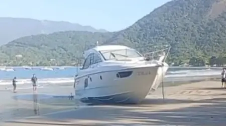 Embarcação encalhada