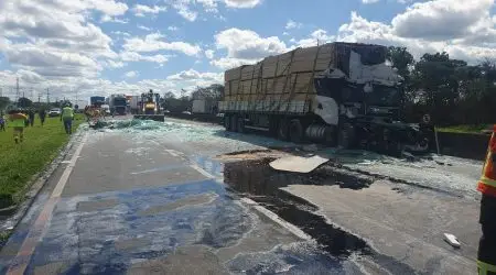 Motorista fica em estado grave após colisão entre 3 caminhões na Via Dutra, em Roseira