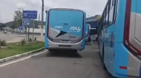 Atraso na 1ª parcela do 13º provoca protesto no transporte público em São Sebastião