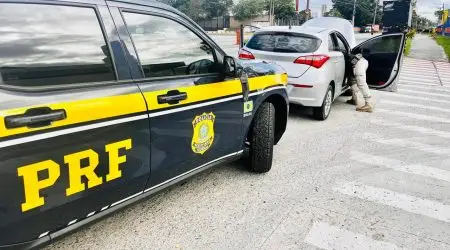 Carro furtado em Pindamonhangaba é encontrado adulterado pela PRF em Jacareí