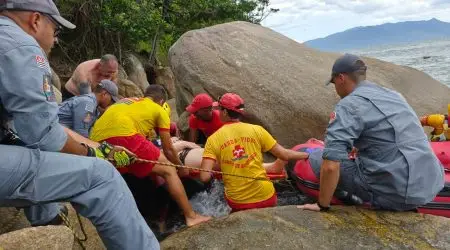 Mulher foi resgatada em área de difícil acesso na Prainha e levada para atendimento médico em Caraguatatuba