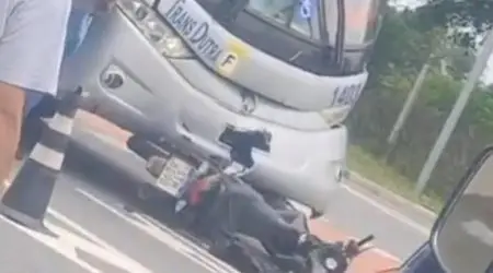 Corpo de Bombeiros atende acidente entre moto e ônibus no Jardim Vale do Sol, em São José dos Campos