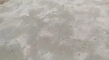 Morador fechou cratera em via pública no Residencial Santa Paula, em Jacareí.