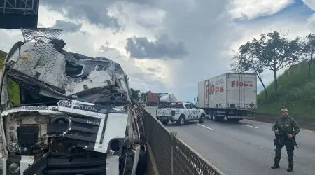 PM Ambiental atua no resgate emergencial de motorista após capotamento na Via Dutra, em Guaratinguetá