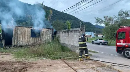 Corpo de Bombeiros atuou no combate a incêndio em contêiner no bairro Olaria, em Caraguatatuba.