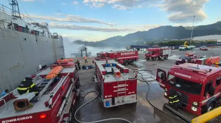 Bombeiros concluem rescaldo e liberam navio após incêndio no Porto de São Sebastião