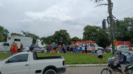 Motociclista ficou ferido após colisão envolvendo caminhão do DER em Ubatuba