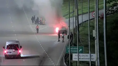 Corpo de Bombeiros combate incêndio em carro na Rodovia dos Tamoios, em Caraguatatuba.