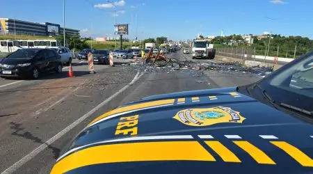 Carreta carregada de vidro tomba na Via Dutra
