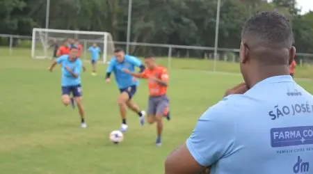 Técnico Jorge Castilho observa a equipe durante jogo-treino contra o Itaquá (Foto: Celso Gomes SJEC)