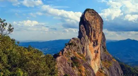 Foto ilustrativa: Famosa e imponente, Pedra do Baú fica no alto da Serra da Mantiqueira (passeios.org)
