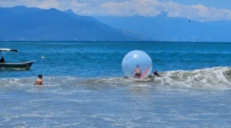 Fiscalização apreende cinco bolhas infláveis irregulares nas praias de Caraguatatuba