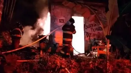Incêndio destrói casa abandonada e mobiliza Bombeiros em Caraguatatuba