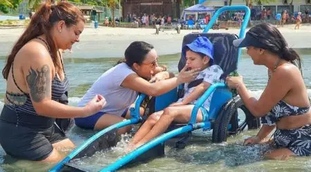 Programa Praia Acessível permite banho de mar com segurança e inclusão durante o verão em São Sebastião