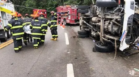 Caminhão de bebidas tomba e motorista morre na Rio-Santos, em São Sebastião