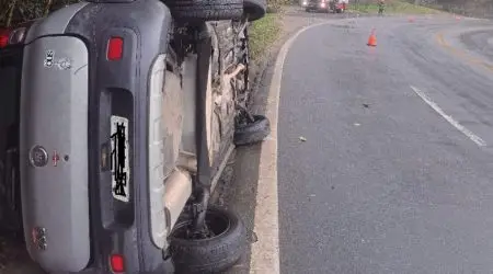 Carro com mulher grávida tomba na Rio-Santos neste sábado!