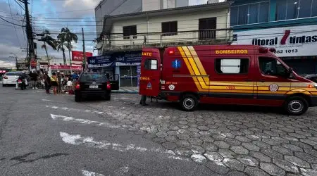 Gestante é atingida após colisão entre moto e carro no centro de Caraguatatuba; dois acidentes deixam feridos