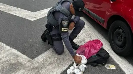 Polícia intercepta carro de aplicativo e prende passageira com mil pedras de crack na Tamoios